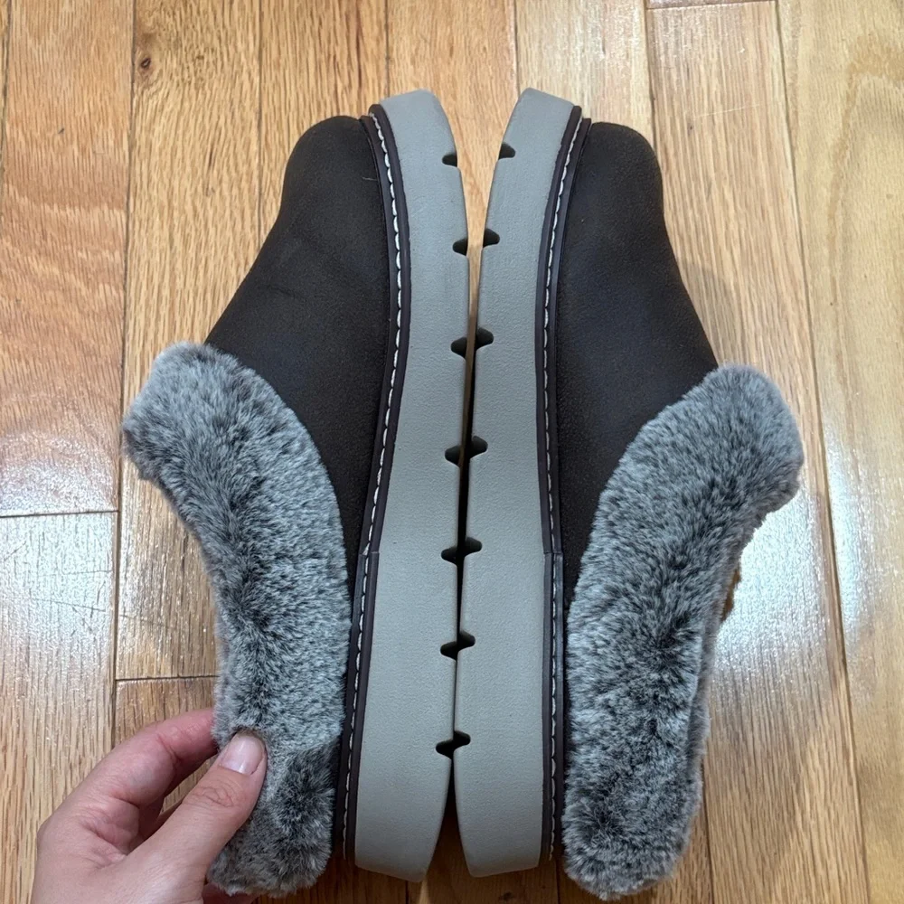 NWOT Bobs For Skechers Chocolate Faux Fur Slippers - Picture 5 of 9